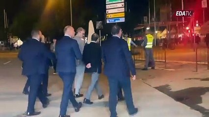 Page aparece en la Feria de Sevilla rodeado de escoltas por miedo a los insultos