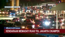 Minggu Malam, Antrean Panjang Kendaraan Terlihat di Gerbang Tol Cikatama