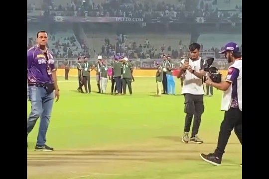 KKR को सपोर्ट करने फैमिली संग स्टेडियम पहुंचे शाहरुख खान, फैंस पर लुटाया प्यार