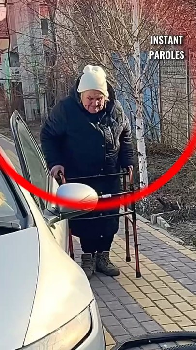 Cette grand-mère se retrouve bloquée sur son chemin puis reçoit un précieux soutien