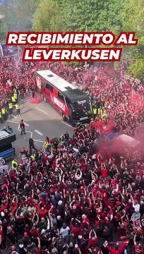 El recibimiento al BUS del LEVERKUSEN para ganar la BUNDESLIGA