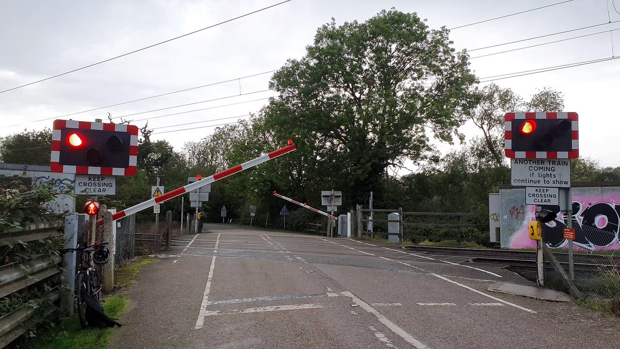Level Crossing - Kiln Lane, Ely (02-10-23 at 4:16PM)
