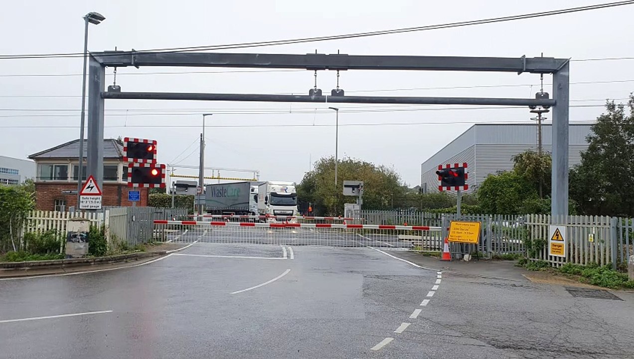 Level Crossing - Colthrop Lane, Thatcham (18-10-23 at 10:09AM)
