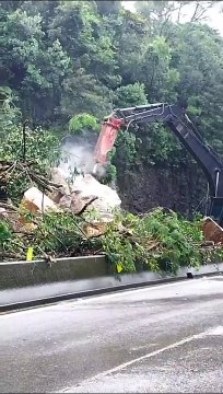 Equipes atuam na limpeza no Morro dos Cavalos e filas chegam a 9 km na BR-101