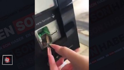 Uzun tırnak ile kredi kartı kullanmaya çalışan kadın