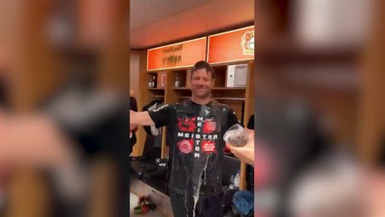 Xabi Alonso, bañado en cerveza en la celebración del Leverkusen