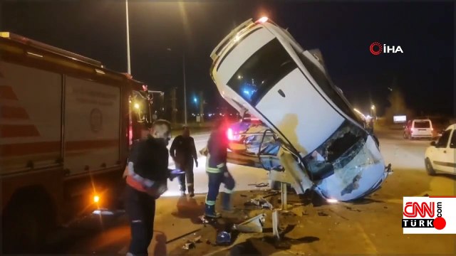 Van'da bariyerlere çarpan otomobil dik şekilde asılı kaldı: 3 yaralı