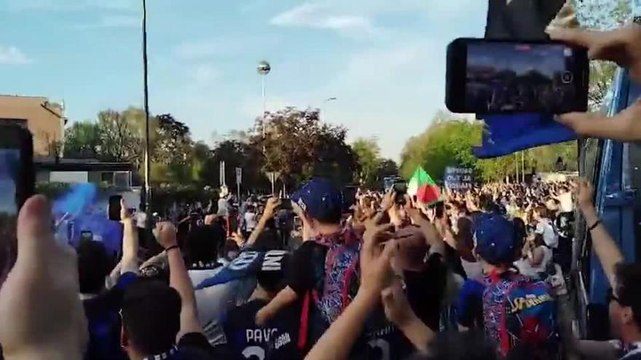 Inter-Cagliari, cori e fumogeni all'arrivo del pullman nerazzurro