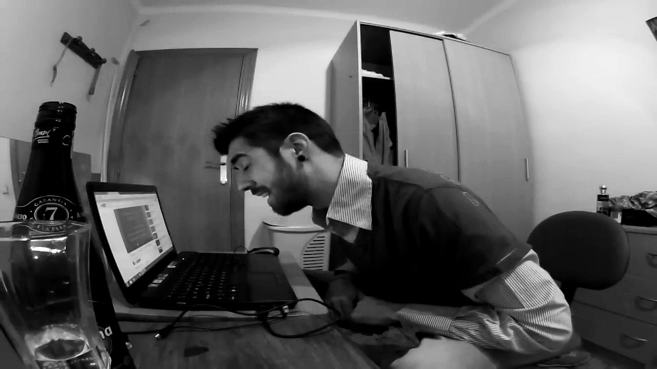 AuronPlay - Por debajo de la mesa