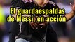 El guardaespaldas de Messi en acción tras la entrada de un hincha a la cancha