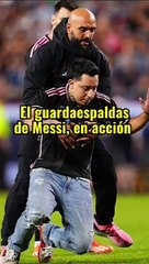 El guardaespaldas de Messi en acción tras la entrada de un hincha a la cancha