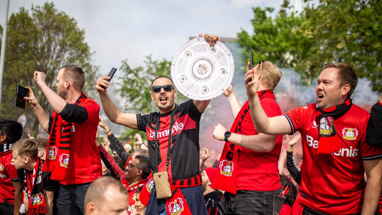 Bayer-Fans feiern erste Meisterschaft: 