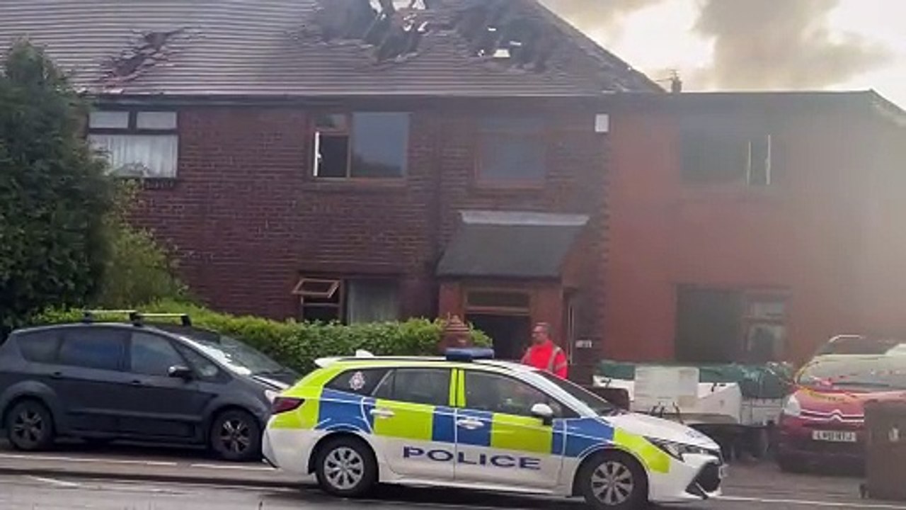 Man dies after fire at property in Goose Green, Wigan - video Dailymotion