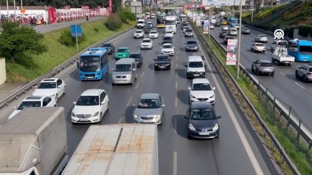 İstanbul'da sabah saatlerinde trafik yoğunluğu yaşanıyor