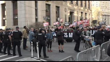 Manifestazione pro e contro Trump davanti alla corte di New York