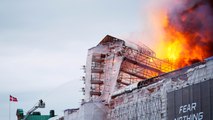 Las primeras imágenes del incendio en la antigua Bolsa de Copenhague