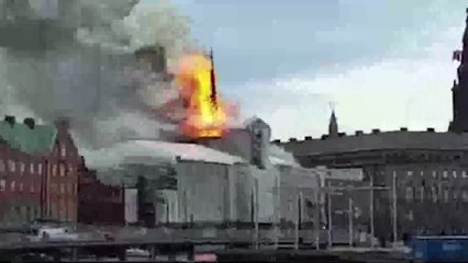 Un incendio arrasa el histórico edificio de la Bolsa de Copenhague