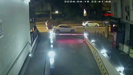 Kadıköy'de dikkatsiz sürücü park halindeki araca çarpıp yan yattı