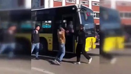 İstanbul trafiğinde dehşet: Taksiciden levyeli saldırı kamerada