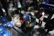 Distribuyen agua purificada en la BJ; vecinos anuncian que seguirá el bloqueo