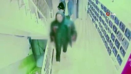 Küçükçekmece’de kurye olduklarını söyleyerek girdikleri sitede hırsızlık yapan 2 şüpheli tutuklandı