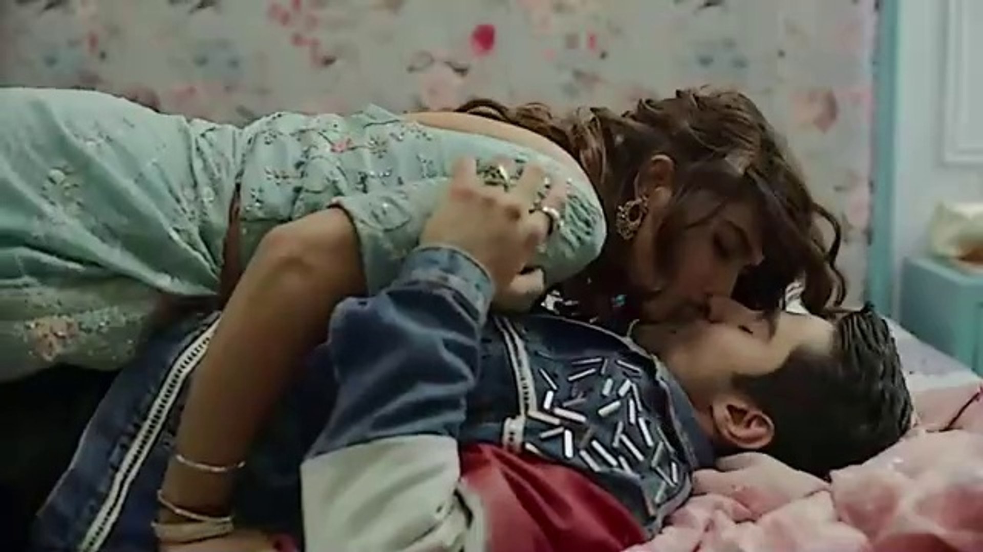 Kavya Thapar hot Romance Scene in Public| Hollywood movie HD Romantic  Kissing Romance Scene| Bollywood movie HD Romantic Kissing Scene| Romantic  Couple Romance Scene