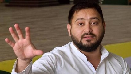 Lalu Yadav के बेटे Tejashwi Yadav ने मंच से PM Modi के लिए गाया गाना