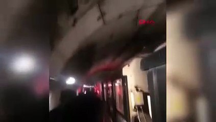 İstanbul'da metro seferleri durdu; yolcular raylara indi