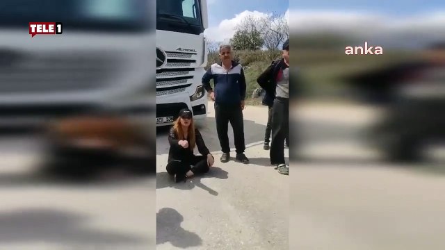 Elazığ'ın tek kadın muhtarı AKP'li belediyeye isyan etti! Oturma eylemi yapıp yol kesti