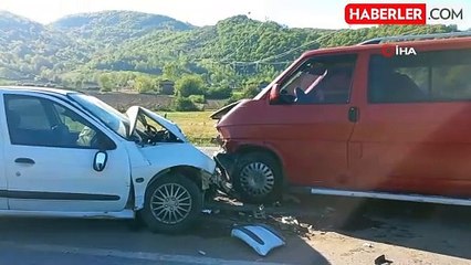 İki otomobil kafa kafaya çarpıştı: 5 yaralı