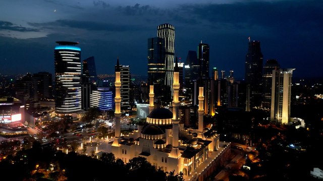 Barbaros Hayrettin Paşa Camii gökdelenlerin arasında göz kamaştırıyor