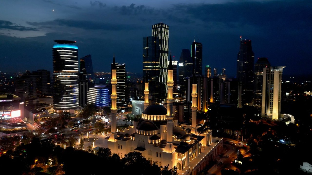 Barbaros Hayrettin Paşa Camii gökdelenlerin arasında göz kamaştırıyor
