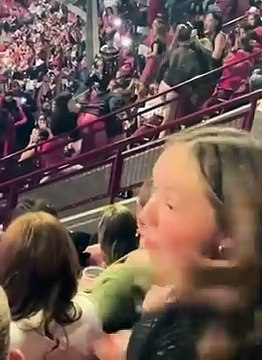 Il y a toujours une #bagarre à la clé #quand on #débat #football entre des #supporters hyper #passionnés… même s’il s’agit de #supportrices… à preuve !