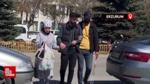 Erzurum'da sosyal deney: Görme engelli bastonuyla karşıya geçmeye çalıştı