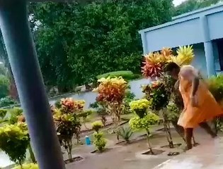 Le #lundi est à l’origine de tous les #maux : espérons que le vôtre se déroule de bien meilleure façon que celui de cette #dame qui #chute lourdement #lundimatin