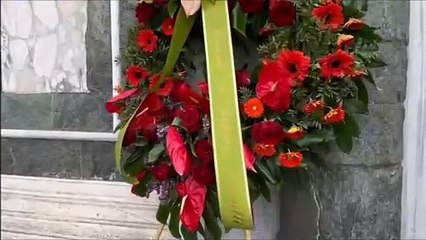 Firenze, i funerali di Roberto Cavalli: il feretro arriva a San Miniato al Monte