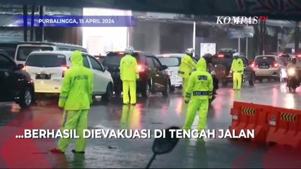 Momen Kapolres Purbalingga Bantu Dorong Mobil Pemudik saat Hujan Deras