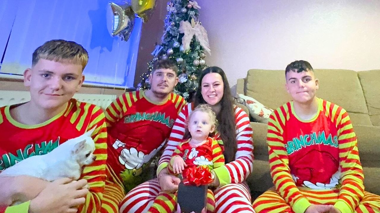 "I'm 22 - I'm raising my two siblings and my own baby after my mum suddenly died"