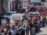 A Gaza City riapre un panificio, la coda lunghissima per acquistare del pane