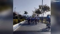 Un pelotón de ciclistas circula por los dos carriles e impide el paso de coches