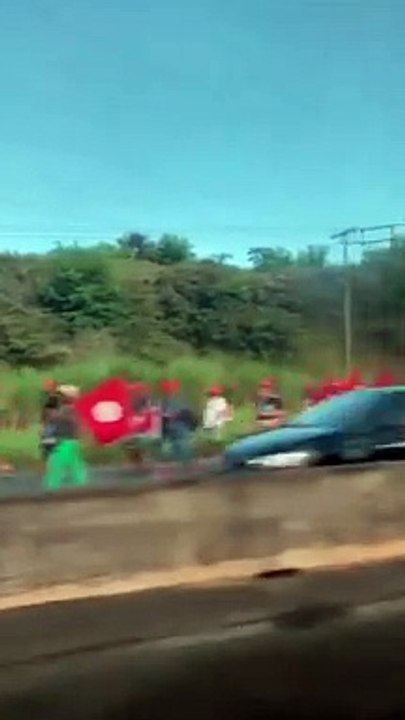 Integrantes do MST avançam e chegam em Simões Filho