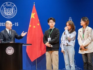 Scholz gibt chinesischem Studenten Cannabis-Tipps