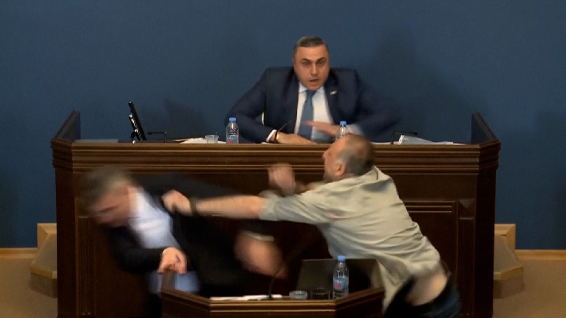 Pelea a puetazos entre diputados y acusaciones de "prorrusos" en el Parlamento de Georgia