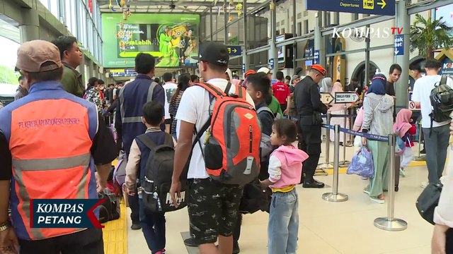Hari Terakhir Cuti Lebaran, Situasi di Stasiun Pasar Senen Jakarta Terpantau Padat