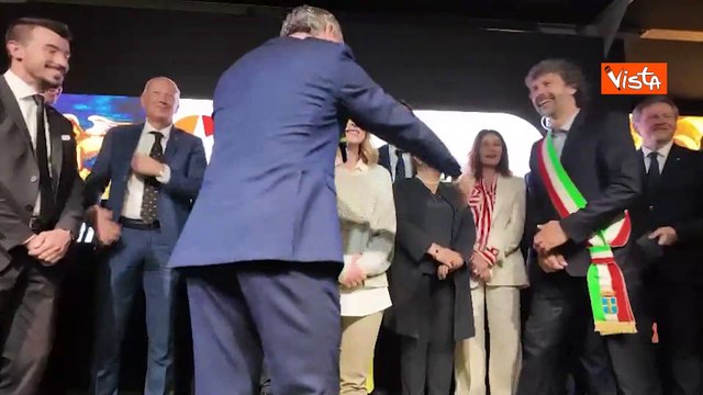 Meloni al Vinitaly, Zaia le regala una bandiera del Veneto