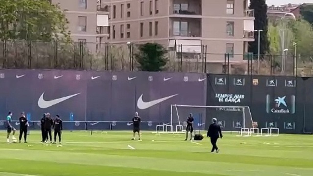 ¡Imagen insólita! El presidente del Barcelona, Joan Laporta, cruzó todo el campo para abrazar a Xavi.