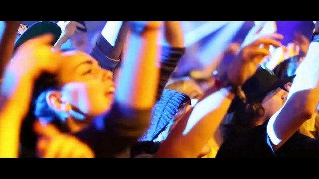 Orelsan chante La terre est ronde en live au Zénith de Paris