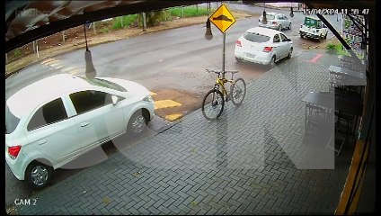 Vídeo mostra colisão entre Jetta e BMW a qual terminou com carro em cima do muro