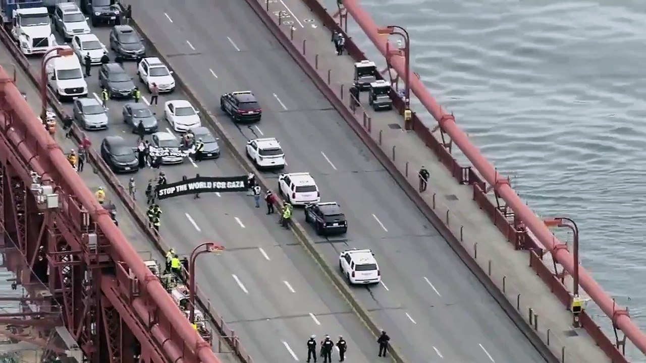 ¡Manifestantes Anti-Israelíes cierran ambos sentidos del puente Golden Gate en California!