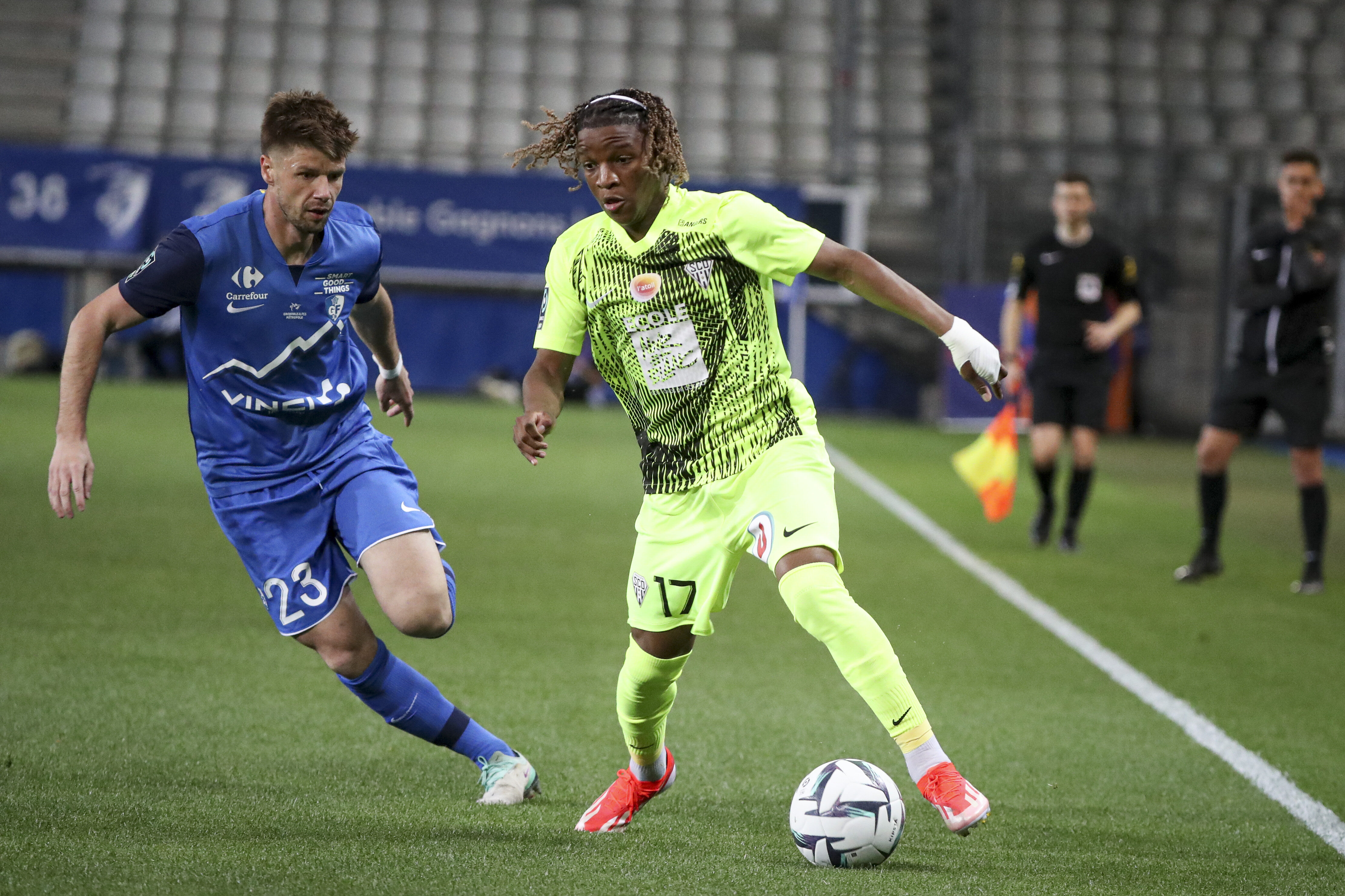 Ligue 2 : Pas brillant à Grenoble, Angers passe deuxième et double Saint-Étienne